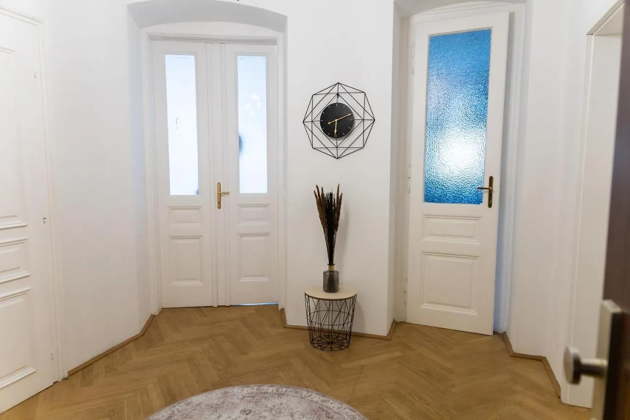 Luxe View Schoenbrunn Suite Вена